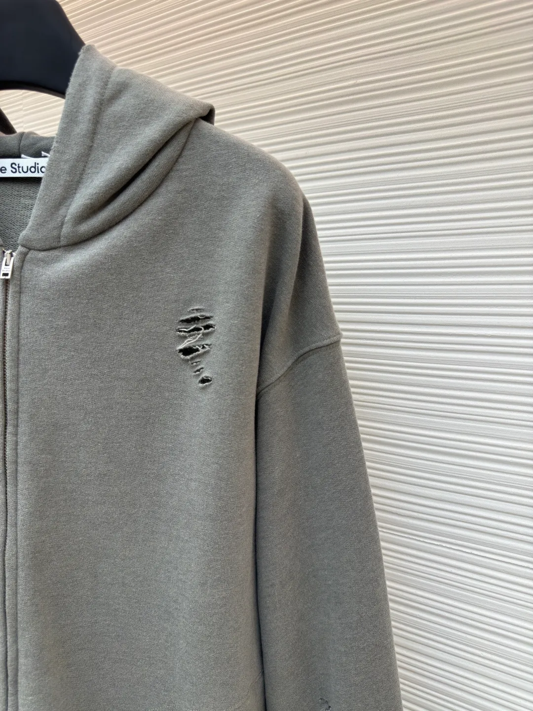 Acne Studios ripped distressed logo zipper jacket ●Authentic product: 4500 purchased and developed ●Item number: 1680387-B35 ●Fabric: Dream double-strand cotton plain fabric ●Technology: Distressed printing ●Version: loose version ●Weight: about 660 grams ●Size: S-M-L-XL ●Description: Customized dream double-strand cotton plain fabric with excellent texture and comfortable skin fit The main color is deep black, which is like the mottled rust on ancient copperware. The unruly soul of AcneStudios is engraved on the chest. The clever integration of hole elements and wanton swaying on the black canvas is a deliberate rebellion and a break away from the shackles of tradition. It is unique in the wave of trends. Glue printing is used. The chest printing is modified three times with the film screen. The glue liquid paint is used to print the pattern on the fabric. The fabric is baked to fix the printed pattern. Many parts of the body of the garment are worn and worn by pure artificial regularity, and hand brush marks are added to the surface of the garment to add texture and depth to imitate the texture of natural wear and tear. The fabrics have been washed to give them a better feel and texture. They are not easy to deform, shrink or fade, and maintain their long-lasting beauty. The overall color is consistent with no color difference. It can be matched with the same style to create a fashionable look, and can be used in various occasions. Customized accessories, complete with three standards, the same style for men and women!